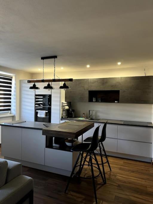 Modern Apartment In City Centre Banska Bystrica Exterior photo